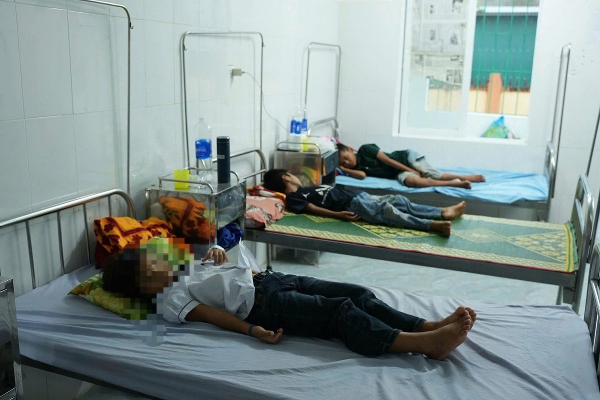 Cách chức hiệu trưởng, hiệu phó sau vụ 41 học sinh ngộ độc sau bữa ăn tại trường