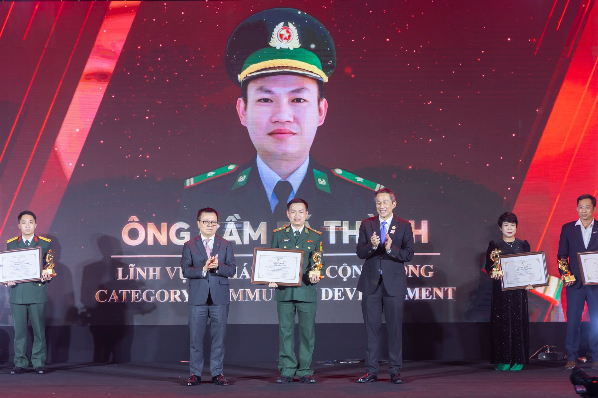 Cầm Bá Thành .jpg