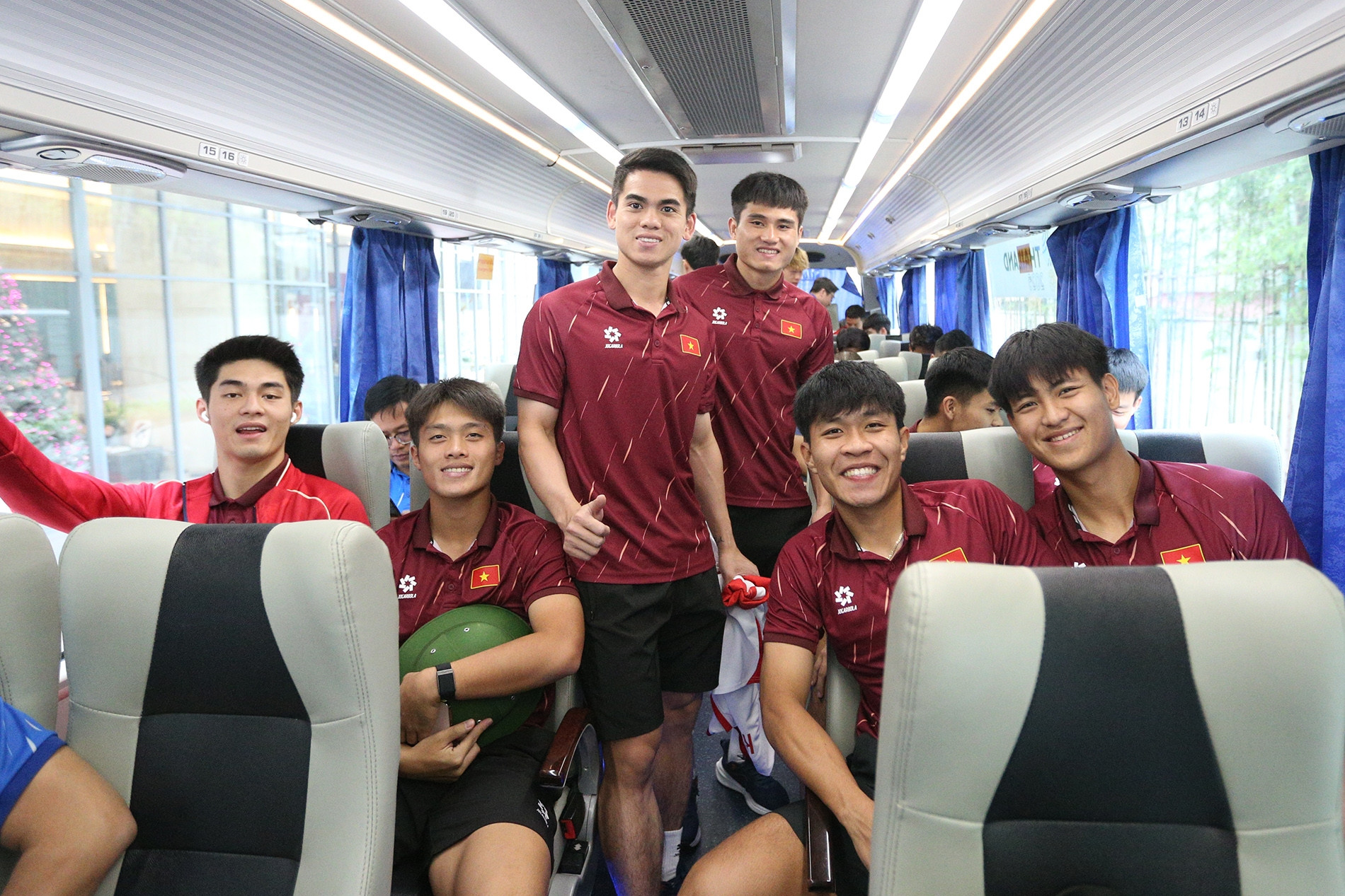 Cầu thủ U22 Việt Nam đội mũ cối, ký mỏi tay ngày về nước