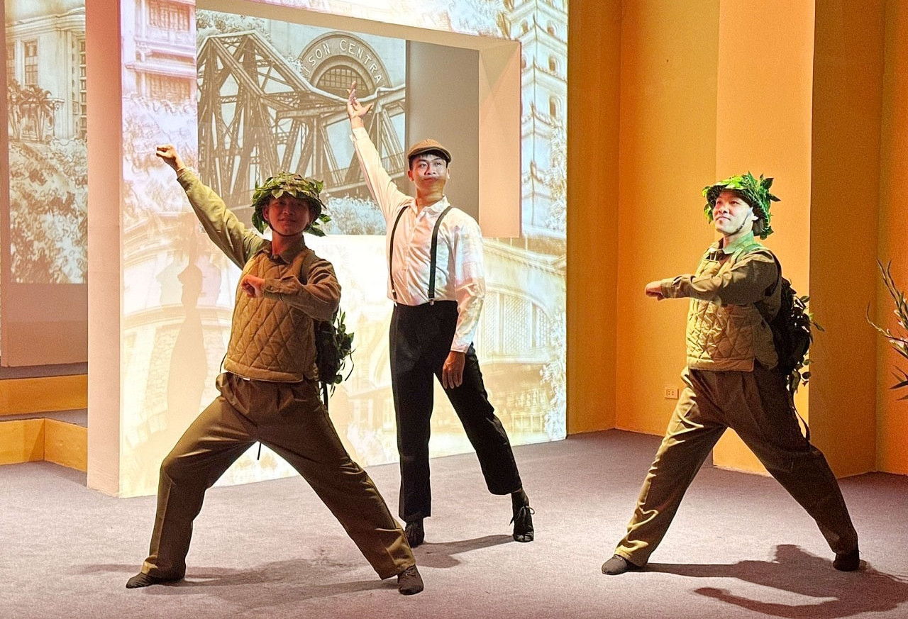  Chạm vào lịch sử qua show diễn đa phương tiện 'Họa nét Hà thành' 