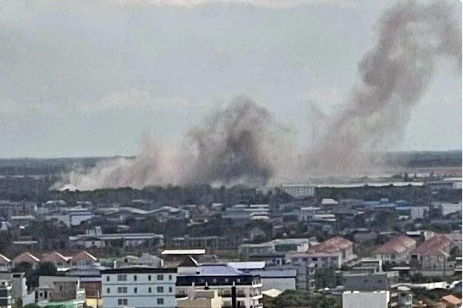 Chiến đấu cơ Thái Lan oanh tạc thành phố Poipet của Campuchia