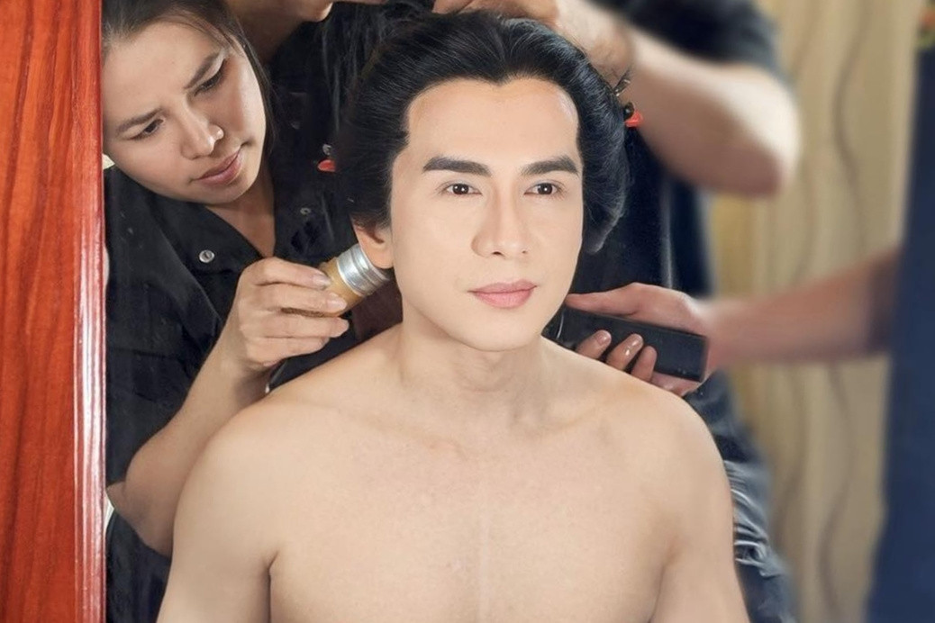 Đan Trường khoe body săn chắc tuổi U50, Ngọc Trinh tạo dáng gợi cảm