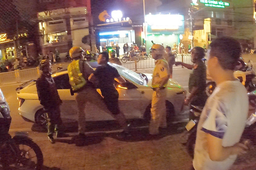 ​Đề nghị truy tố 2 người đàn ông say xỉn tráo đổi vị trí lái xe để qua mặt CSGT