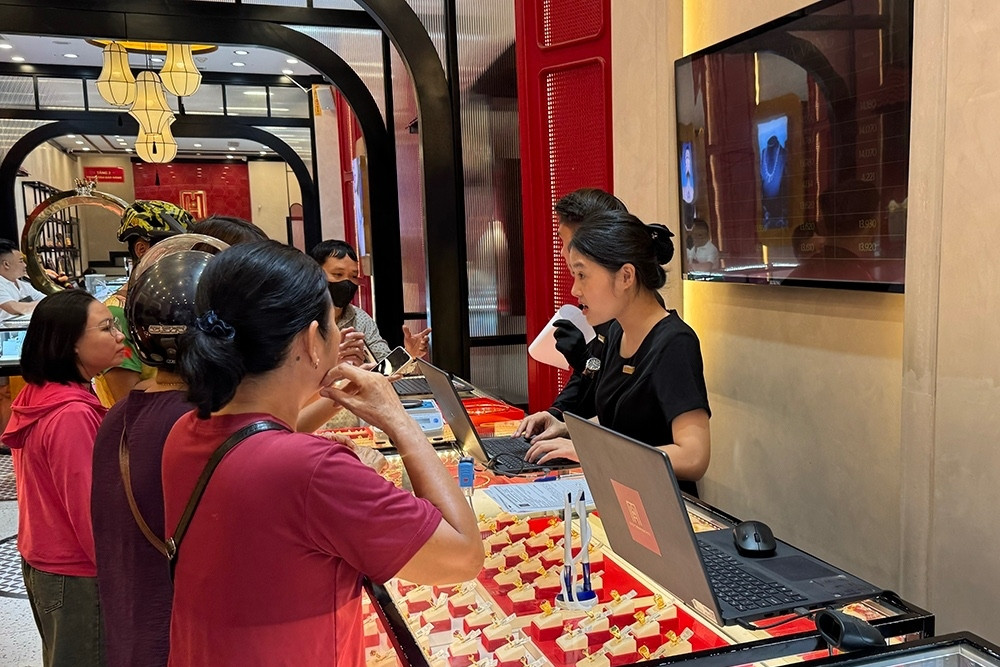 Giá vàng biến động, nhà đầu tư ‘đu đỉnh’ nên giữ hay bán?