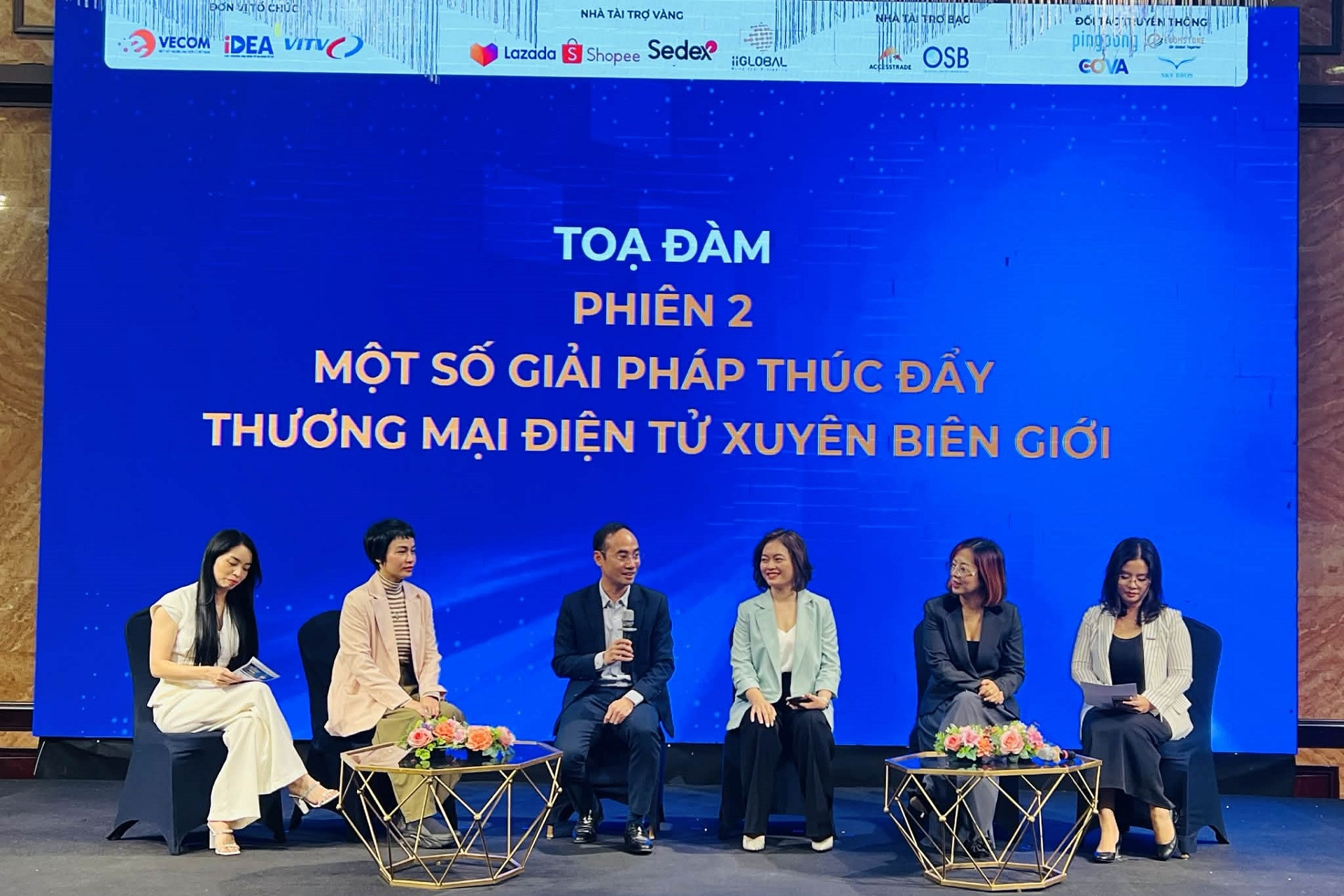 Hàng Việt sang Trung Quốc: Hãy đi bằng thương hiệu, không đi bằng gia công