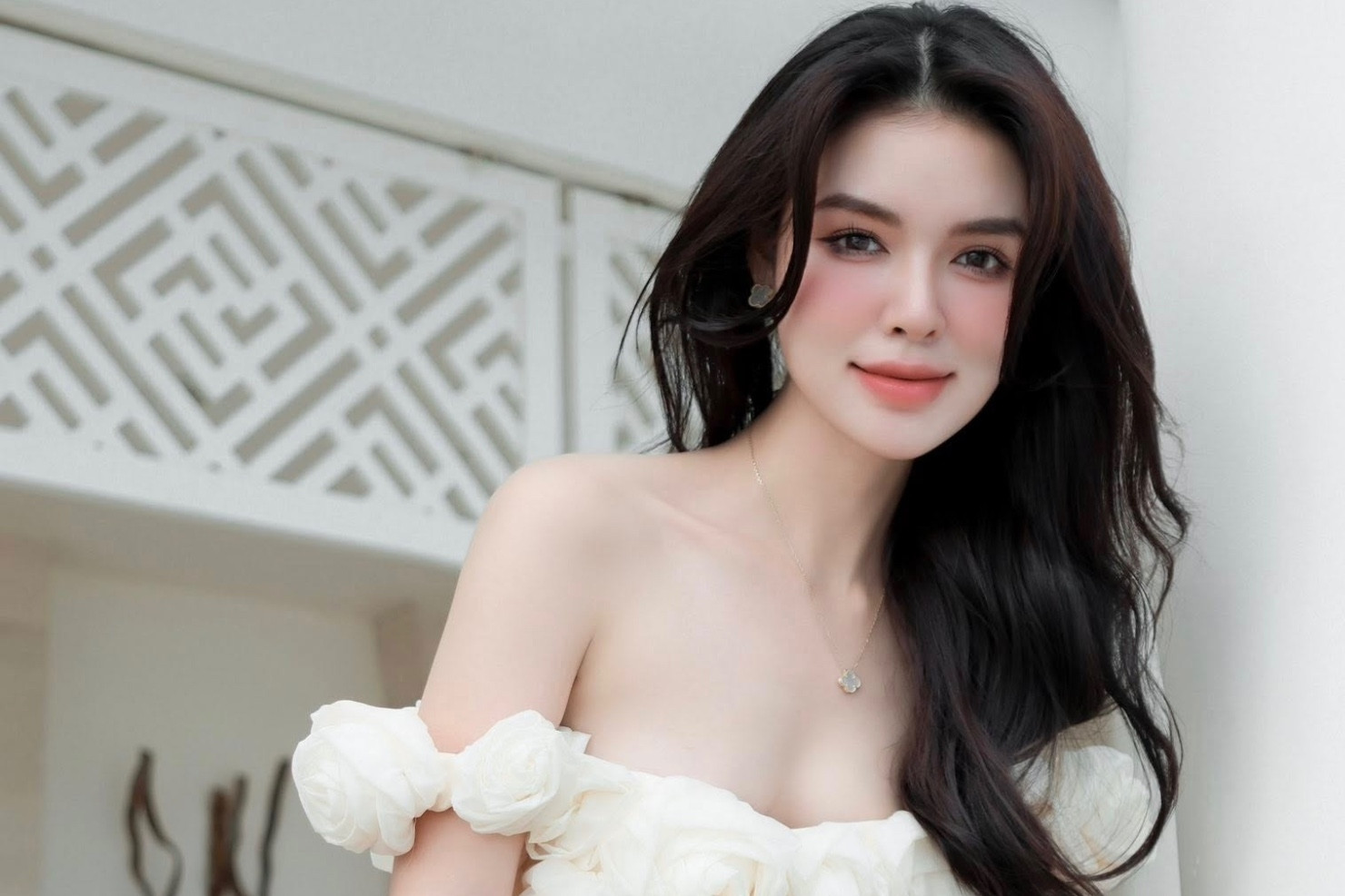 Nữ diễn viên sinh năm 2001 kém Mạnh Trường 16 tuổi đang gây chú ý trong Lằn ranh