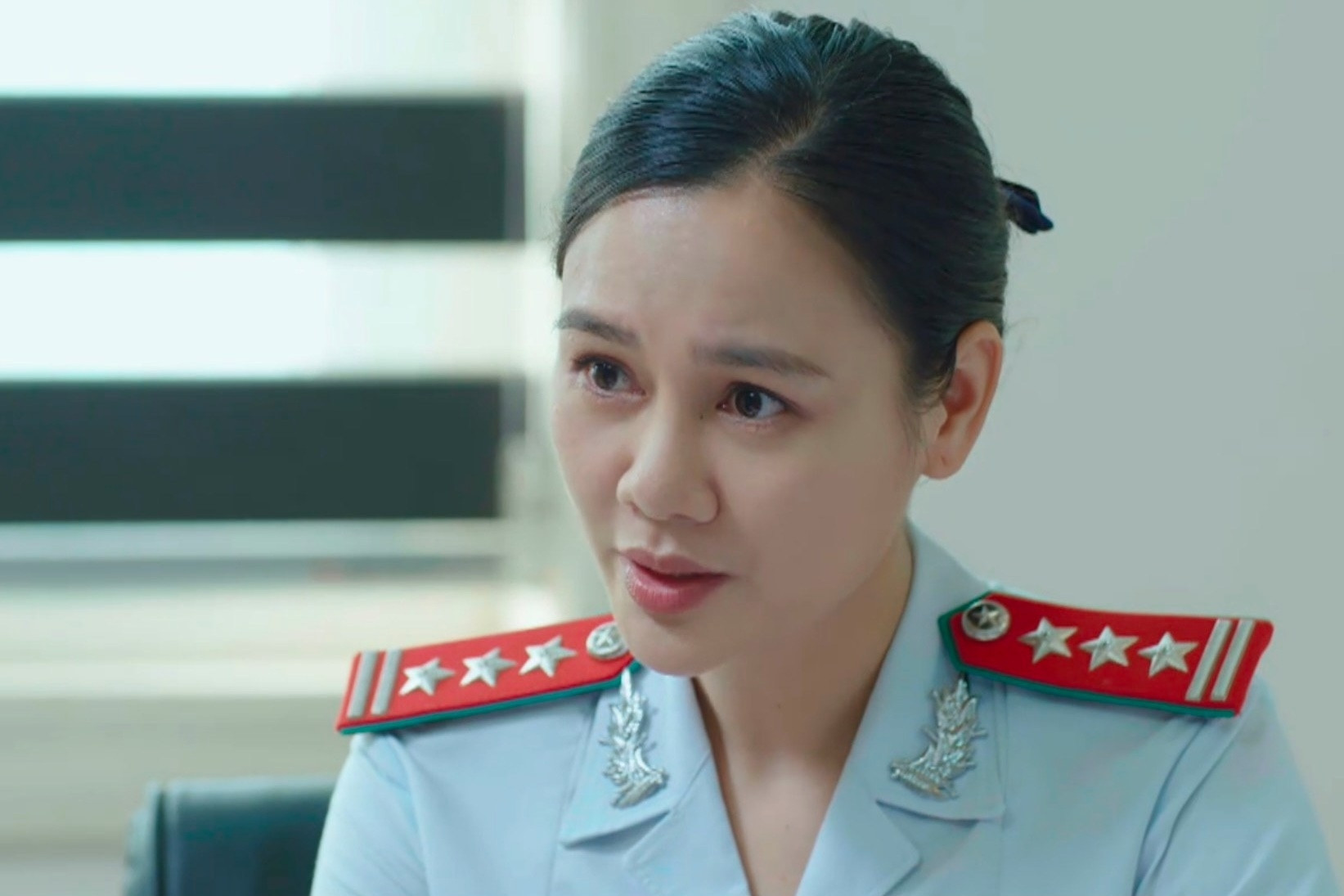 Nữ phó chánh thanh tra trên phim 'Lằn ranh' ngoài đời là Trung tá quân đội