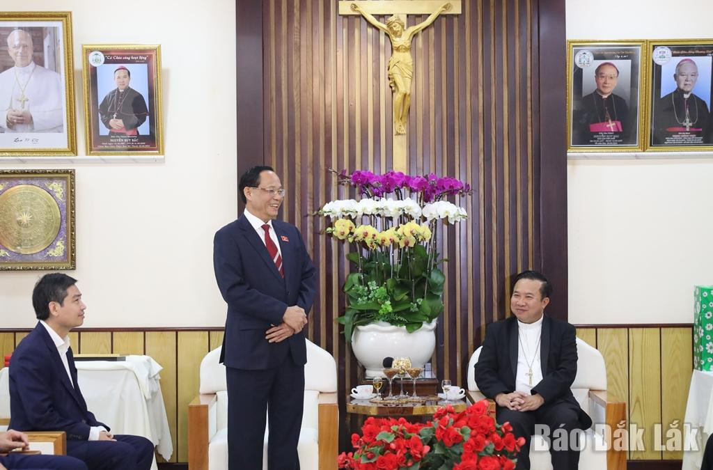 Ùy viên Trung ương Đảng, Phó Chủ tịch Quốc hội, Thượng tướng Trần Quang Phương gửi lời chúc mừng Giáng sinh tại Tòa Giám mục Giáo phận Ban Mê Thuột.