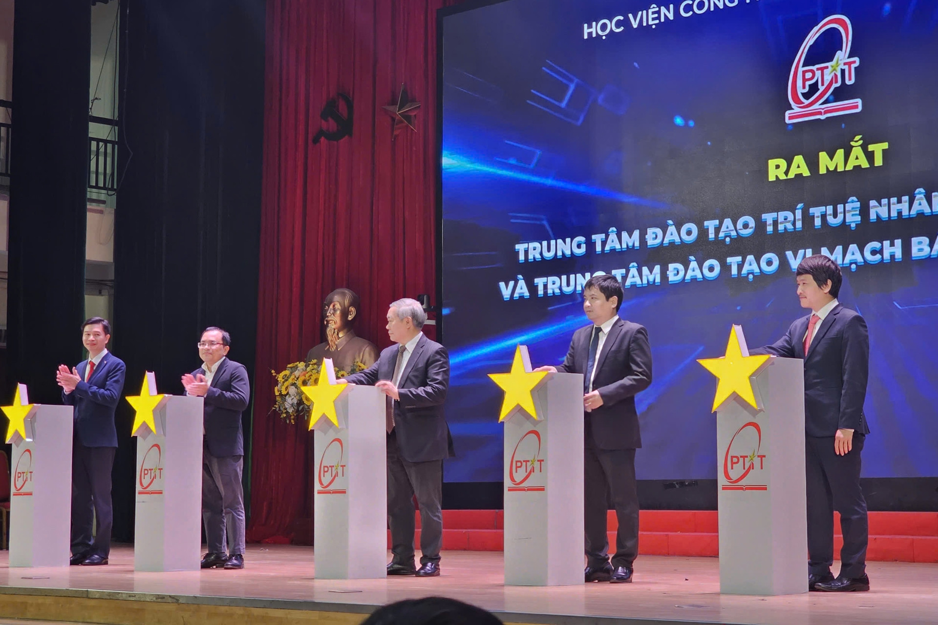 PTIT ra mắt 2 trung tâm đào tạo chuyên sâu AI và vi mạch bán dẫn