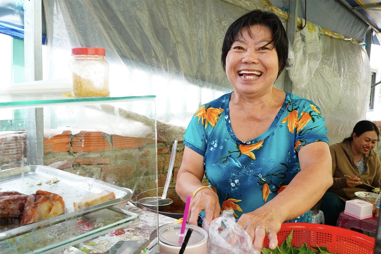 Quán bún mắm 40 năm đông khách ở miền Tây, bà chủ tiết lộ bí quyết