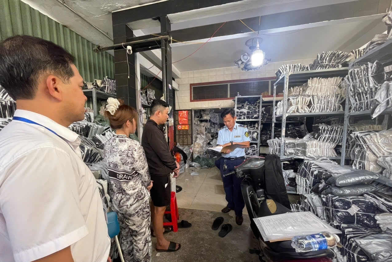 TP.HCM: Đội QLTT số 13 tạm giữ lượng lớn sản phẩm không rõ nguồn gốc, xuất xứ