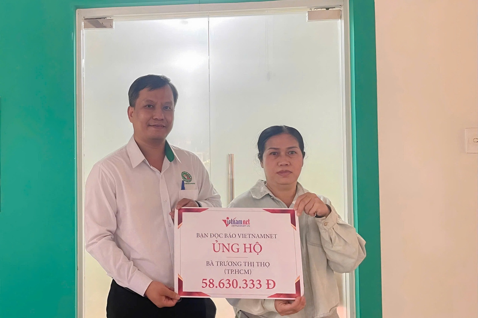 Trao hơn 58 triệu đồng đến bà Trương Thị Thọ nhiễm MRSA nguy kịch