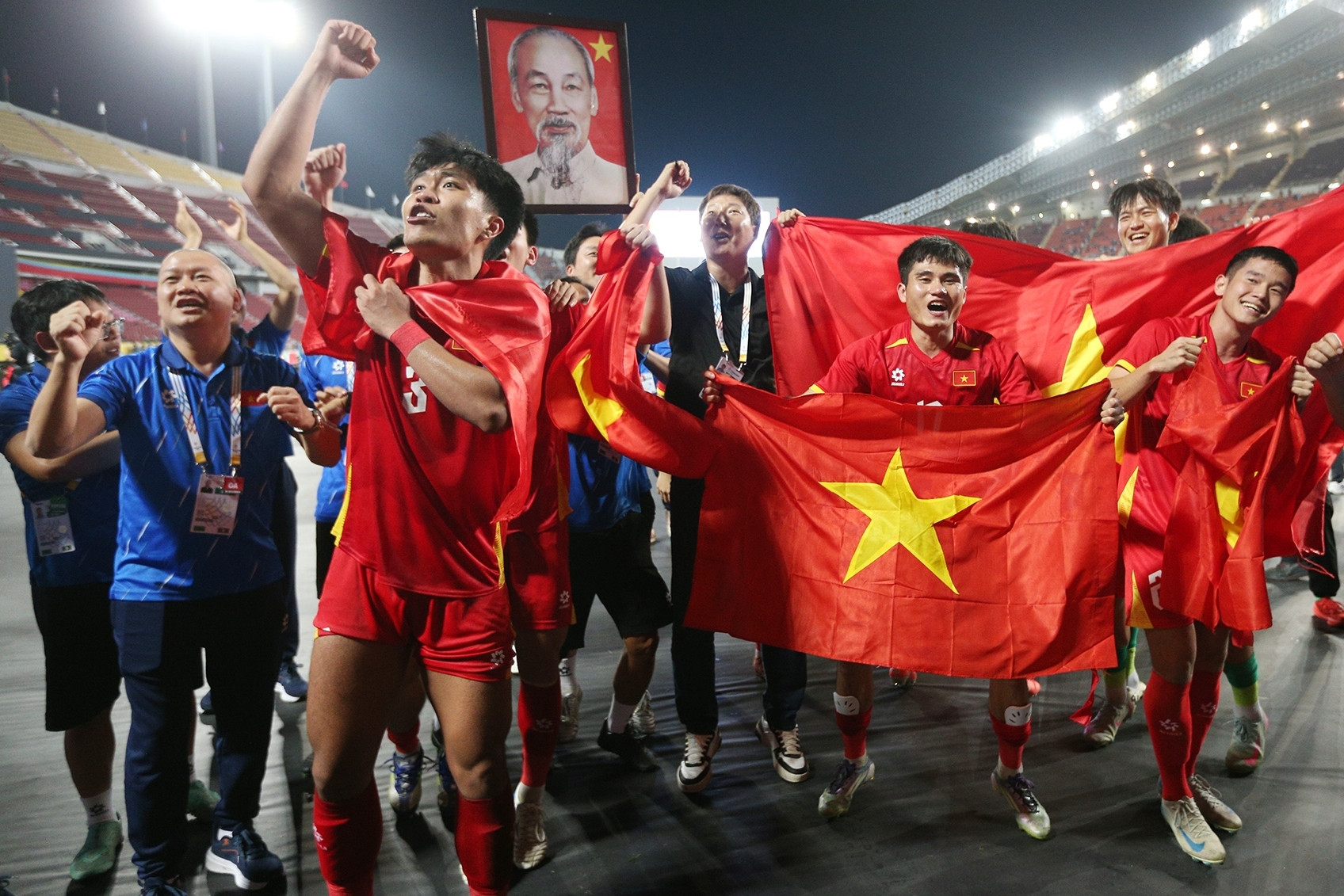 U22 Việt Nam giành HCV bằng sự lì lợm, HLV Kim Sang Sik cực hay