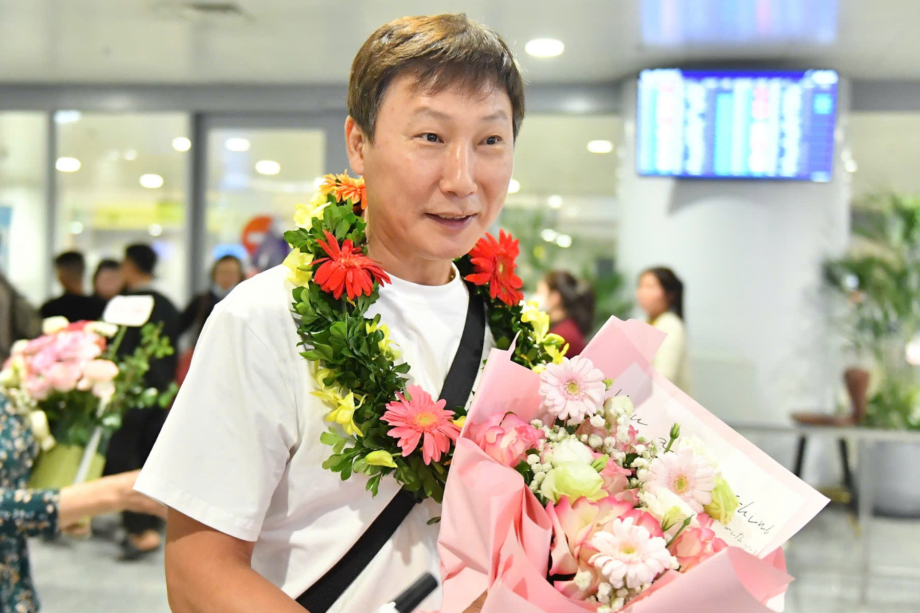 U22 Việt Nam rạng rỡ về Hà Nội, người hâm mộ chào đón