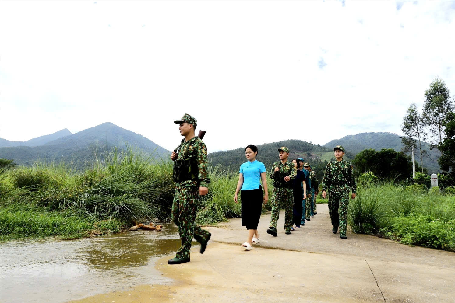 Vững chắc đường biên, thông suốt đường hàng