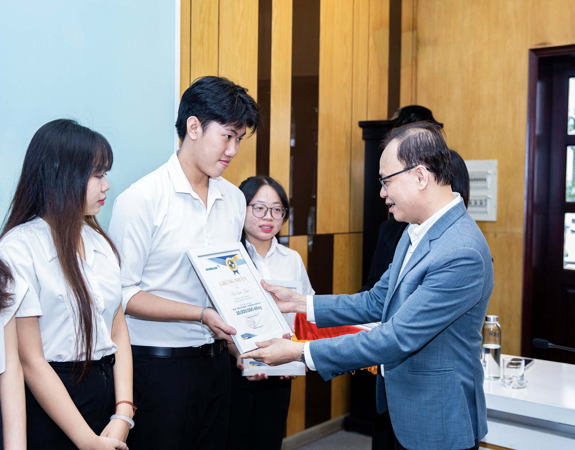 01 Eximbank trao hoc bong.jpeg