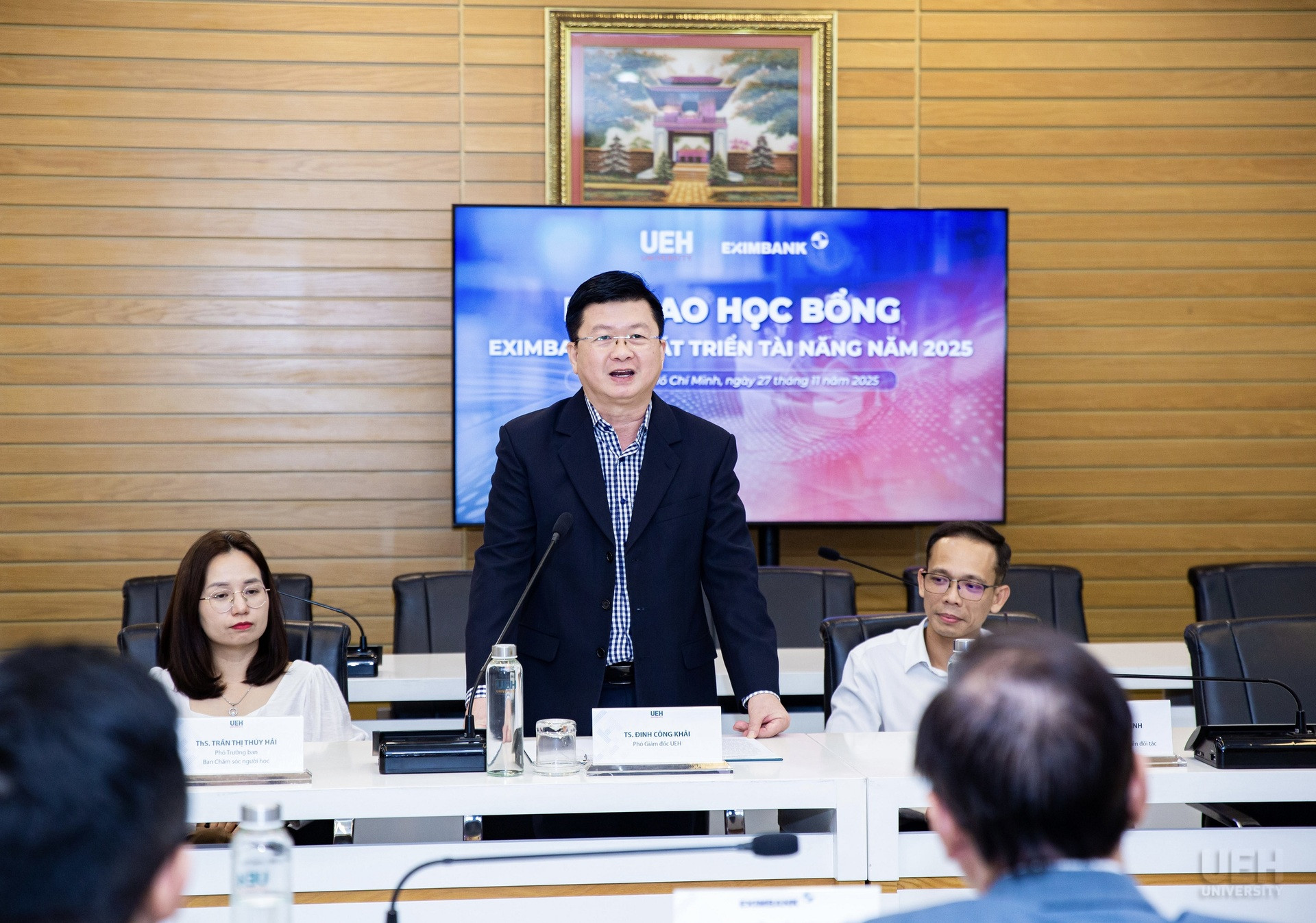 03 Eximbank trao hoc bong.jpeg