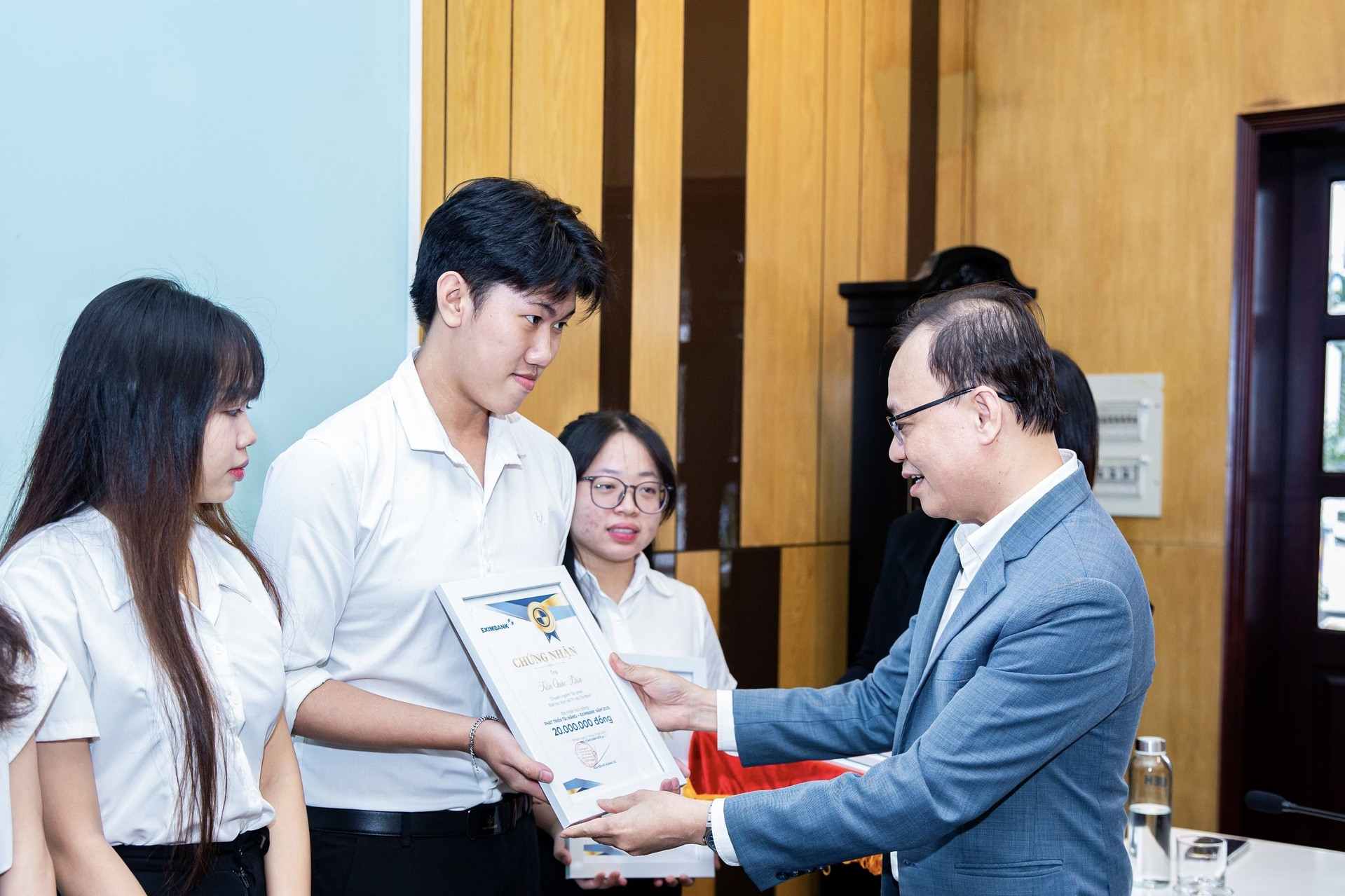 15 sinh viên Đại học Kinh tế TP.HCM nhận học bổng từ Eximbank