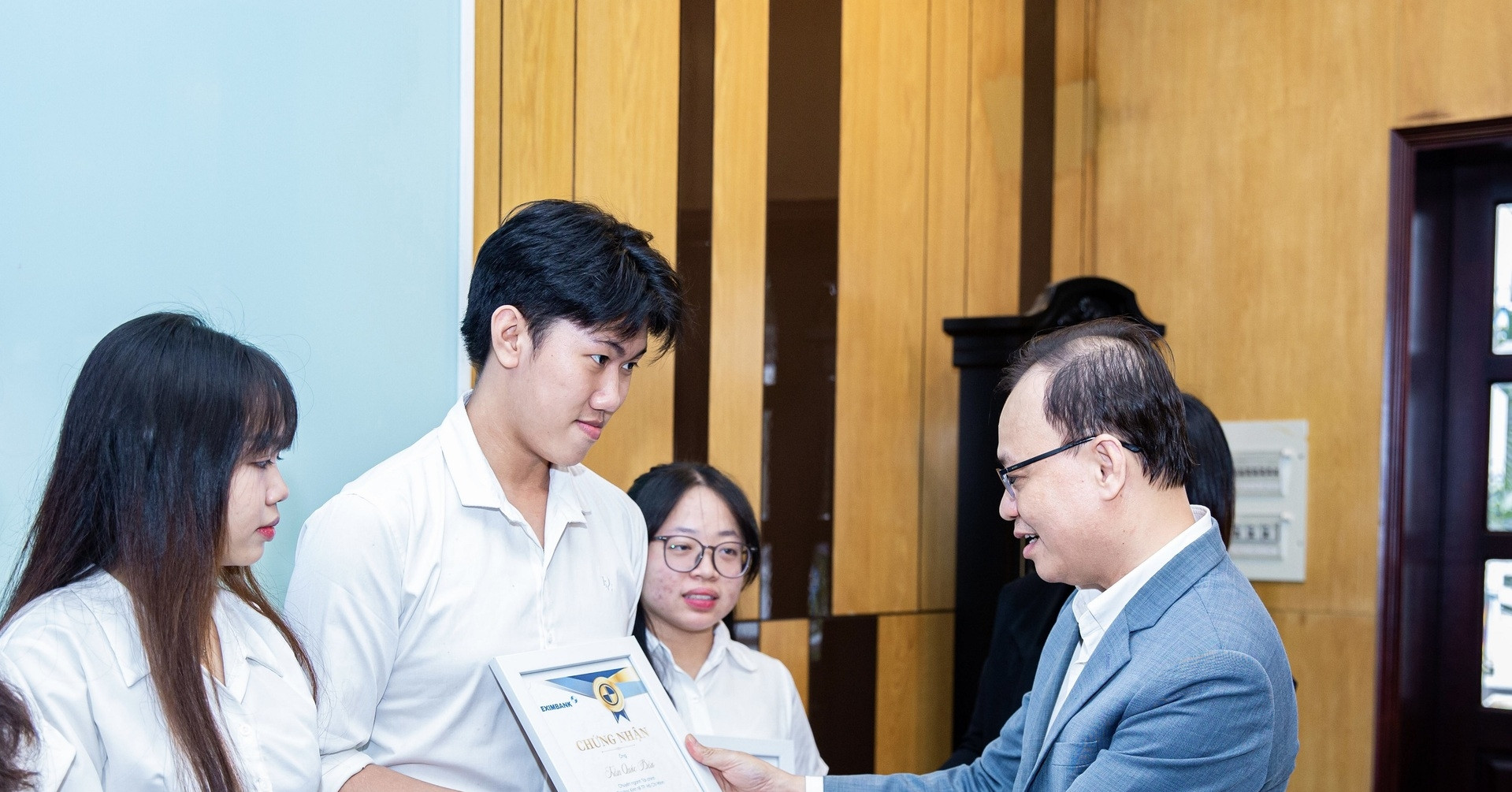 15 sinh viên Đại học Kinh tế TP.HCM nhận học bổng từ Eximbank