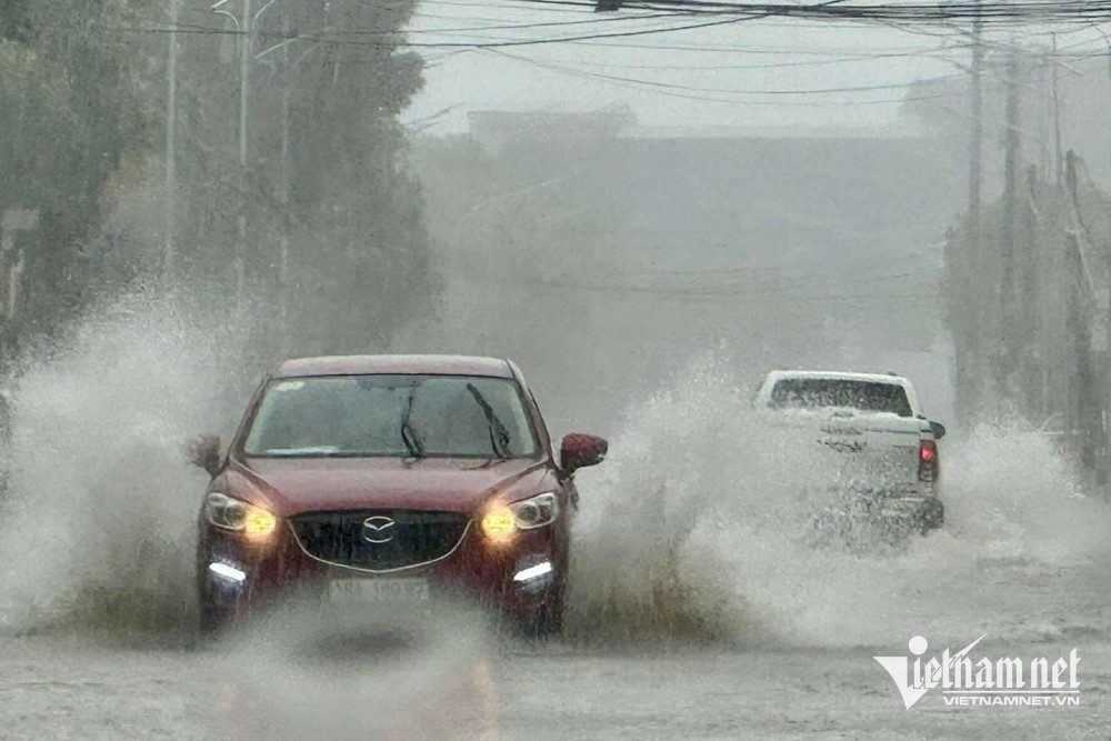 Áp thấp nhiệt đới còn quanh quẩn trên Biển Đông, miền Trung bắt đầu mưa lớn