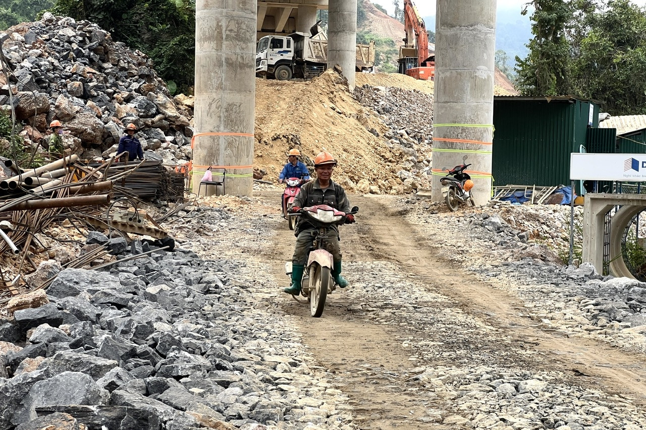 Bà con đồng lòng làm cao tốc, xây hạ tầng nông thôn mới hiện đại ở vùng biên