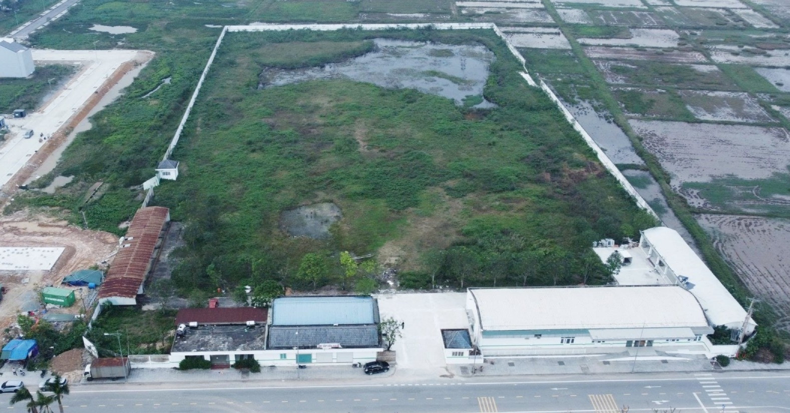 Bệnh viện gần 230 tỷ đồng khởi công rồi bỏ hoan...