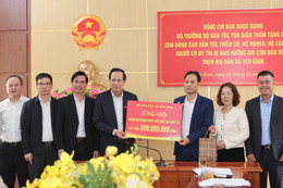 Bộ trưởng Đào Ngọc Dung tặng quà cho các gia đình bị ảnh hưởng bởi bão số 11 ở Lạng Sơn