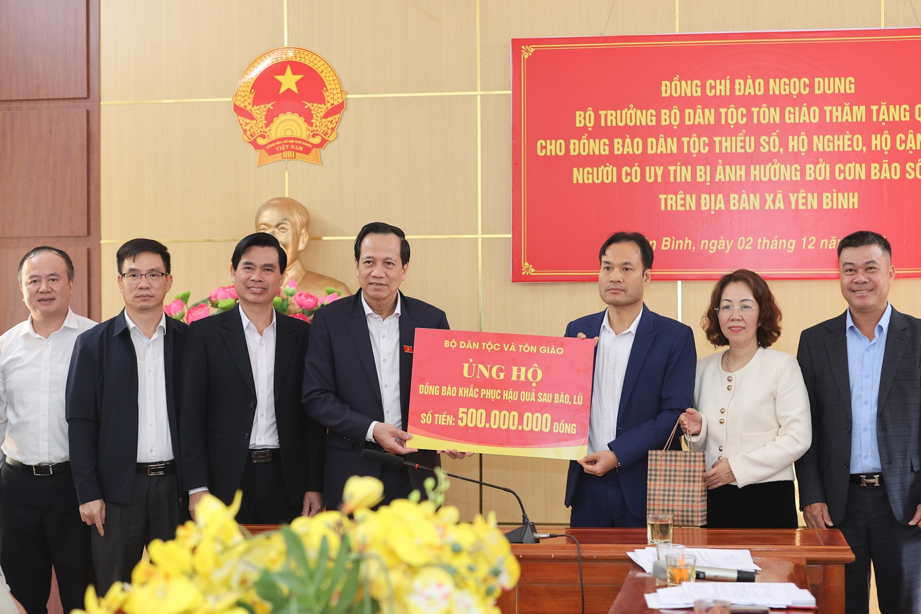 Bộ trưởng Đào Ngọc Dung tặng quà cho các gia đình bị ảnh hưởng bởi bão số 11 ở Lạng Sơn