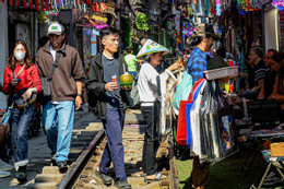 Sự thật video cô gái ngồi sát đường ray khi tàu lao đến ở Hà Nội đang gây sốt YwAAAAAAQABAAACAUwAOw==