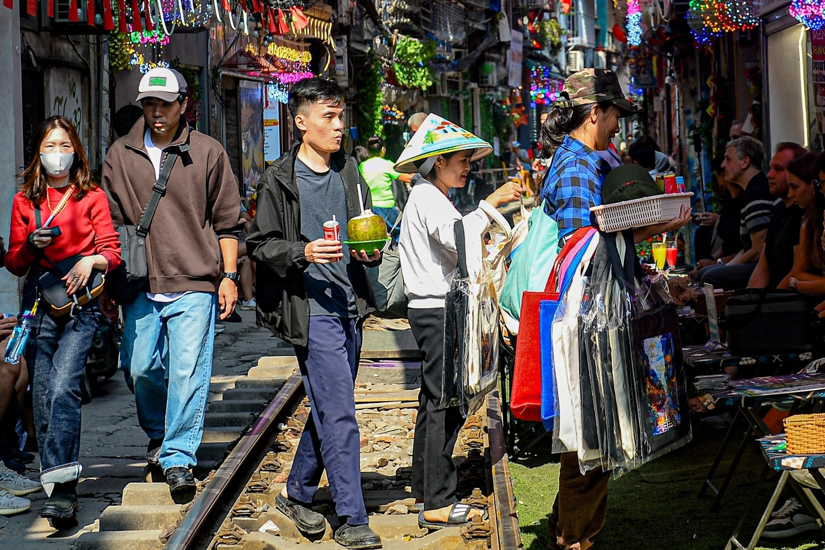 Cảnh ngao ngán ở phố cà phê đường tàu Hà Nội chỉ sau vài ngày giải tỏa