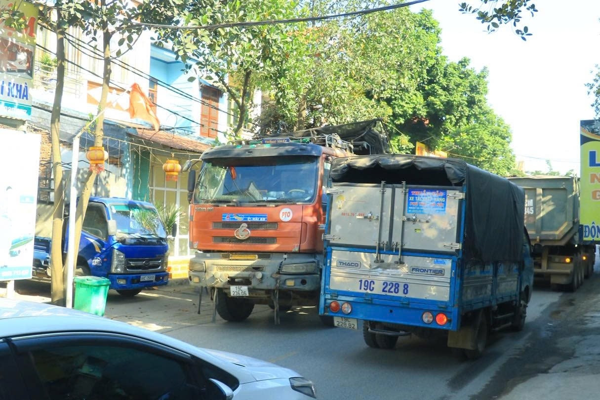Cầu trăm tỷ ở Phú Thọ thông xe, đường dẫn thành 'nút thắt cổ chai' khiến dân ngán ngẩm
