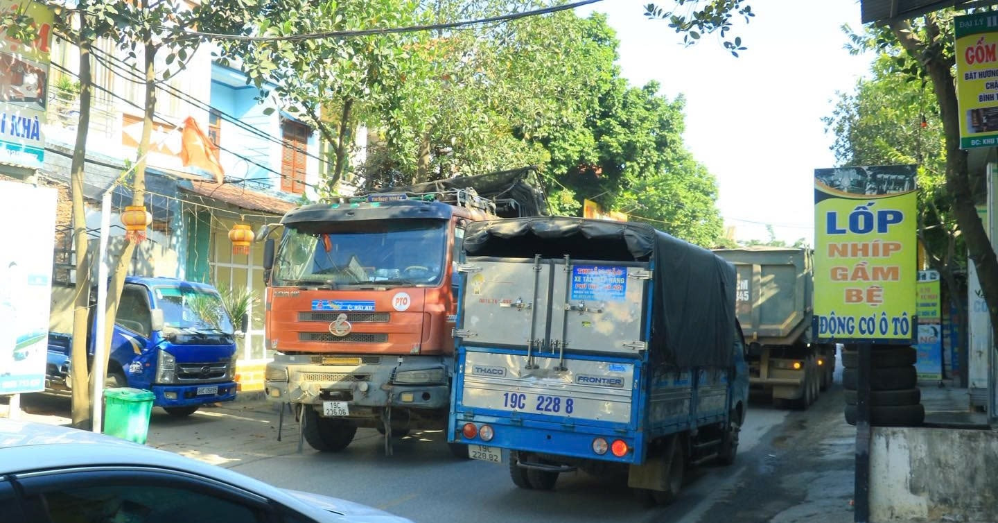 Cầu trăm tỷ ở Phú Thọ thông xe, đường dẫn thành &amp;apos;nút thắt cổ chai&amp;apos; khiến dân ngán ngẩm