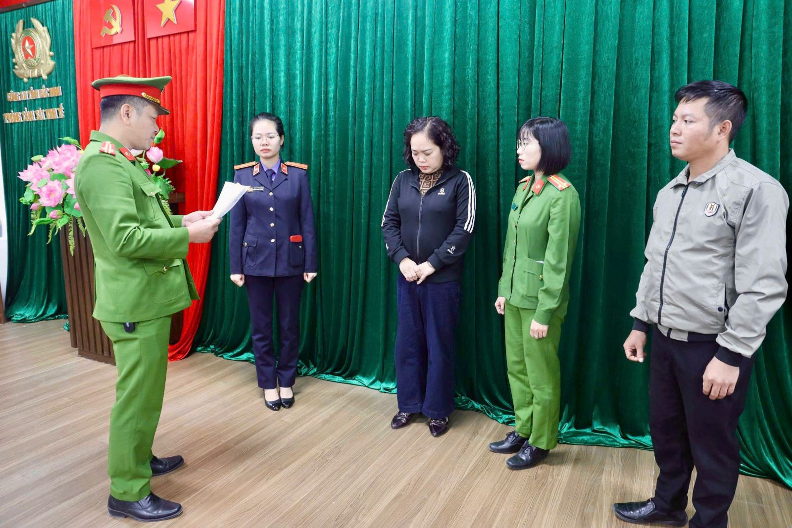 Cơ quan Cảnh sát điều tra đọc Lệnh bắt bị can để tạm giam với Nguyễn Thị Hoa( áo đen ở giữa).jpg