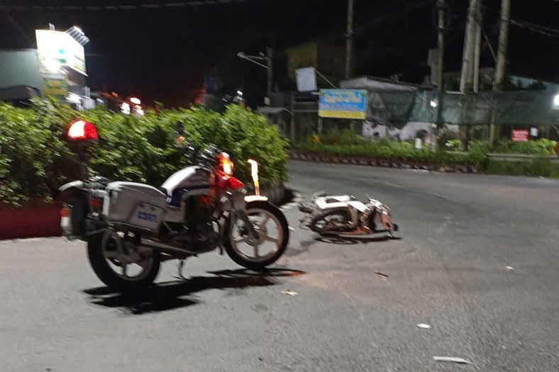 CSGT bắt 'nóng' gã trộm, bất ngờ xuất hiện người lạ đến giải vây cho nghi phạm