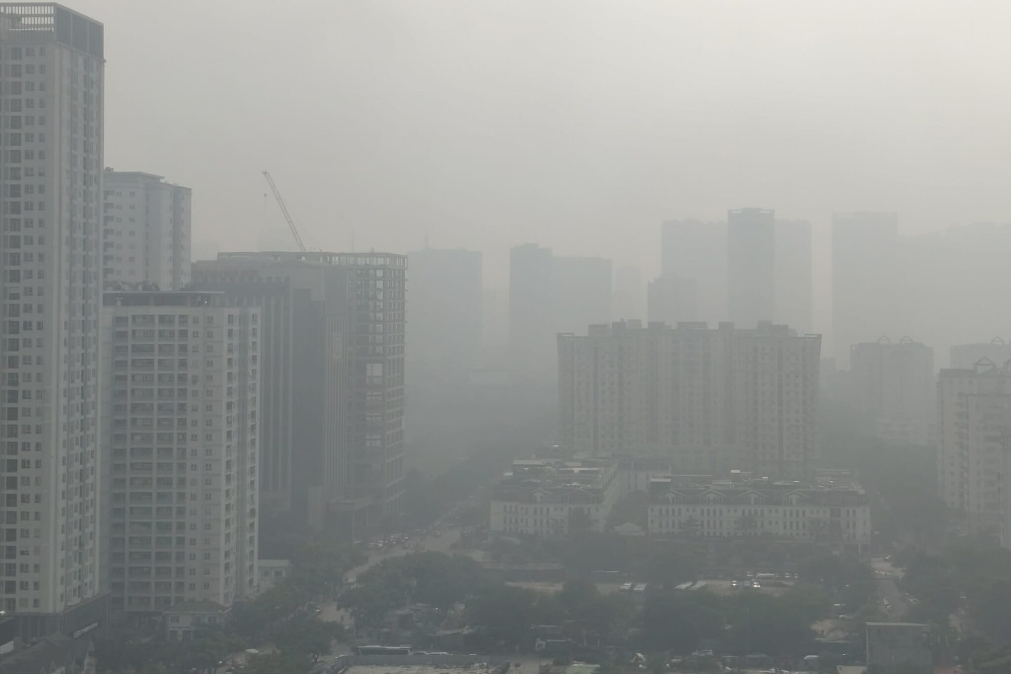 Cảnh tượng ô nhiễm ở Hà Nội sáng nay: Cao ốc 'biến mất', TP chìm trong lớp mù dày đặc