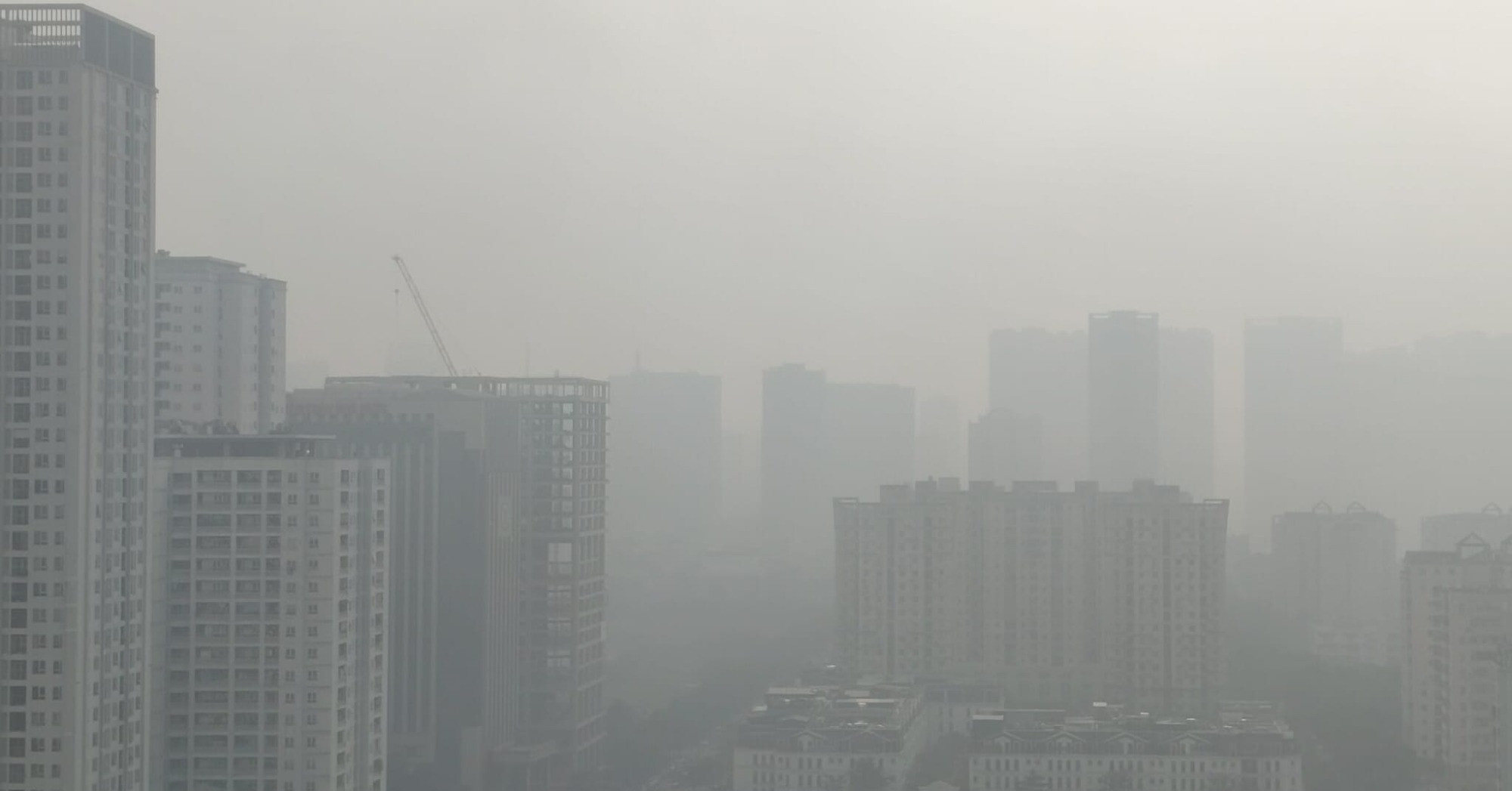 Cảnh tượng khác lạ ở Hà Nội sáng nay: Cao ốc &amp;apos;biến mất&amp;apos;, TP chìm trong lớp mù dày đặc