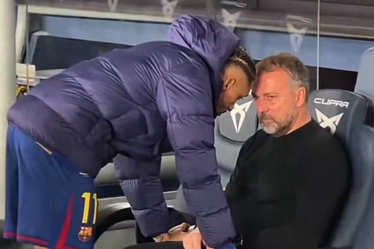 Hansi Flick lên tiếng về hình ảnh ủ rũ khiến Raphinha phải an ủi