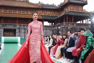 Hơn 70 hoa hậu quốc tế trình diễn ở Huế, ai catwalk đẹp nhất?