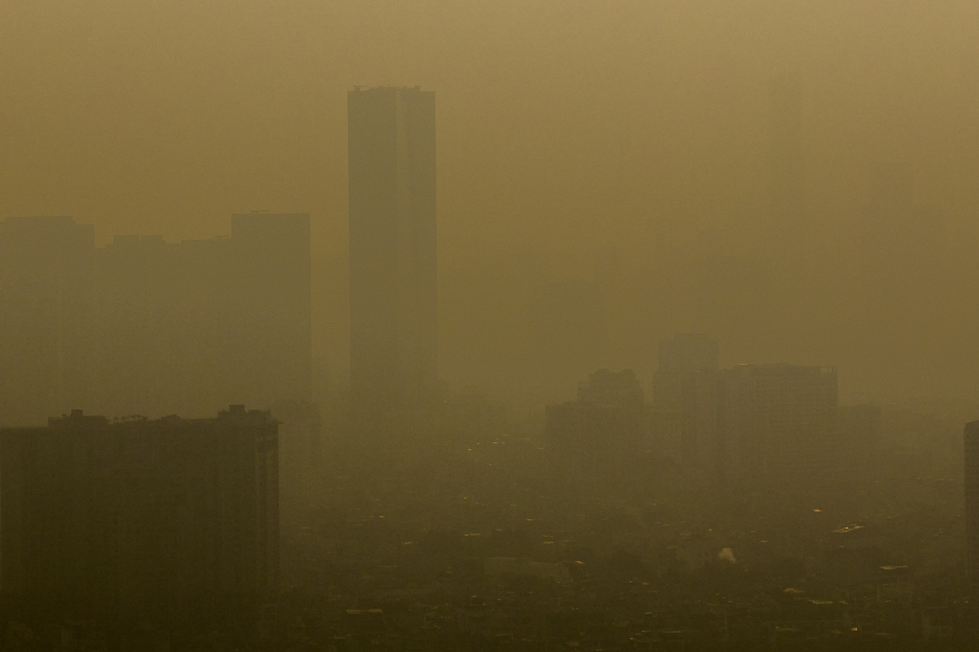 Loạt công trình biểu tượng của Hà Nội chìm trong lớp mù dày đặc