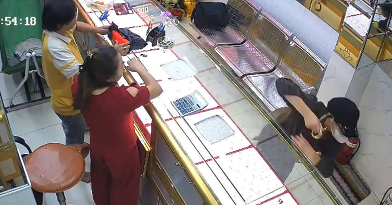 Lời khai của kẻ cướp tiệm vàng liều lĩnh, dọa t...