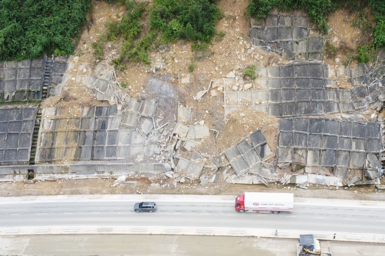 Một tháng sau đợt sạt lở nghiêm trọng, cao tốc nối Huế - Đà Nẵng vẫn ngổn ngang