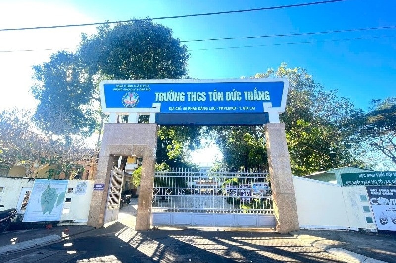 Mượn bài kiểm tra không trả, nữ sinh bị 2 bạn cùng lớp đánh tới tấp