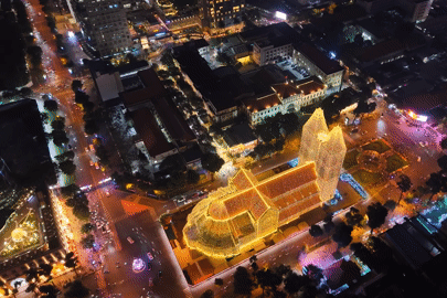 Người dân thích thú ngắm vẻ đẹp Nhà thờ Đức Bà lên đèn đón Giáng sinh sớm