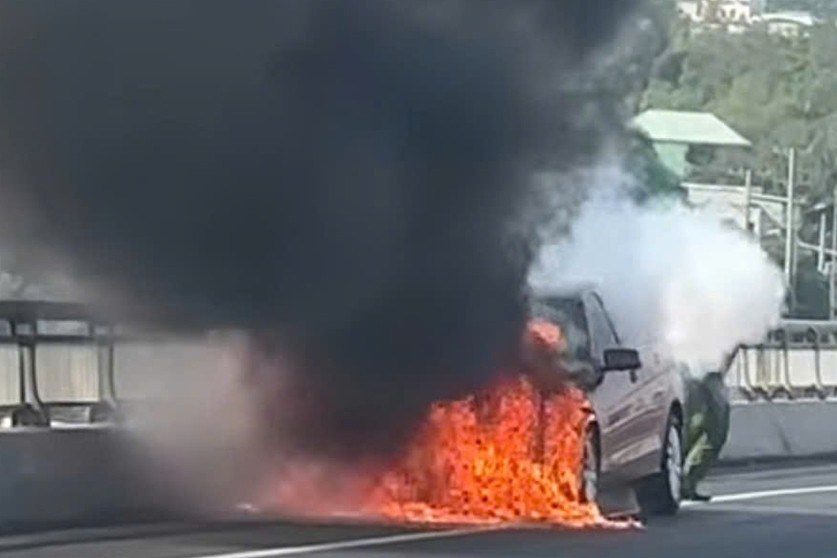 Ô tô Mercedes đang chạy bỗng cháy ngùn ngụt trên cầu Rạch Miễu