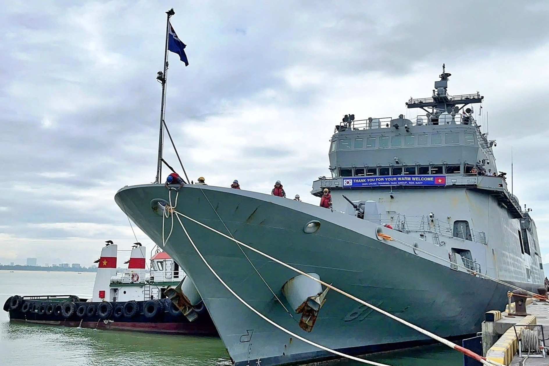 Tàu huấn luyện của Hải quân Hàn Quốc cập cảng Tiên Sa