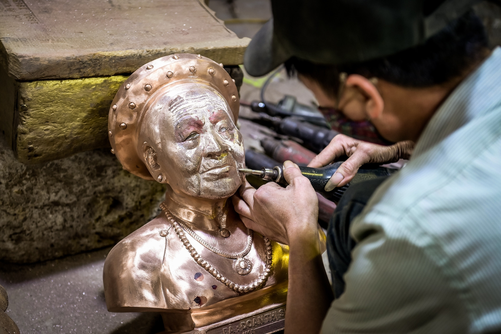 Thợ đúc đồng Ninh Bình tiết lộ bí quyết làm các tượng truyền thần giống như thật