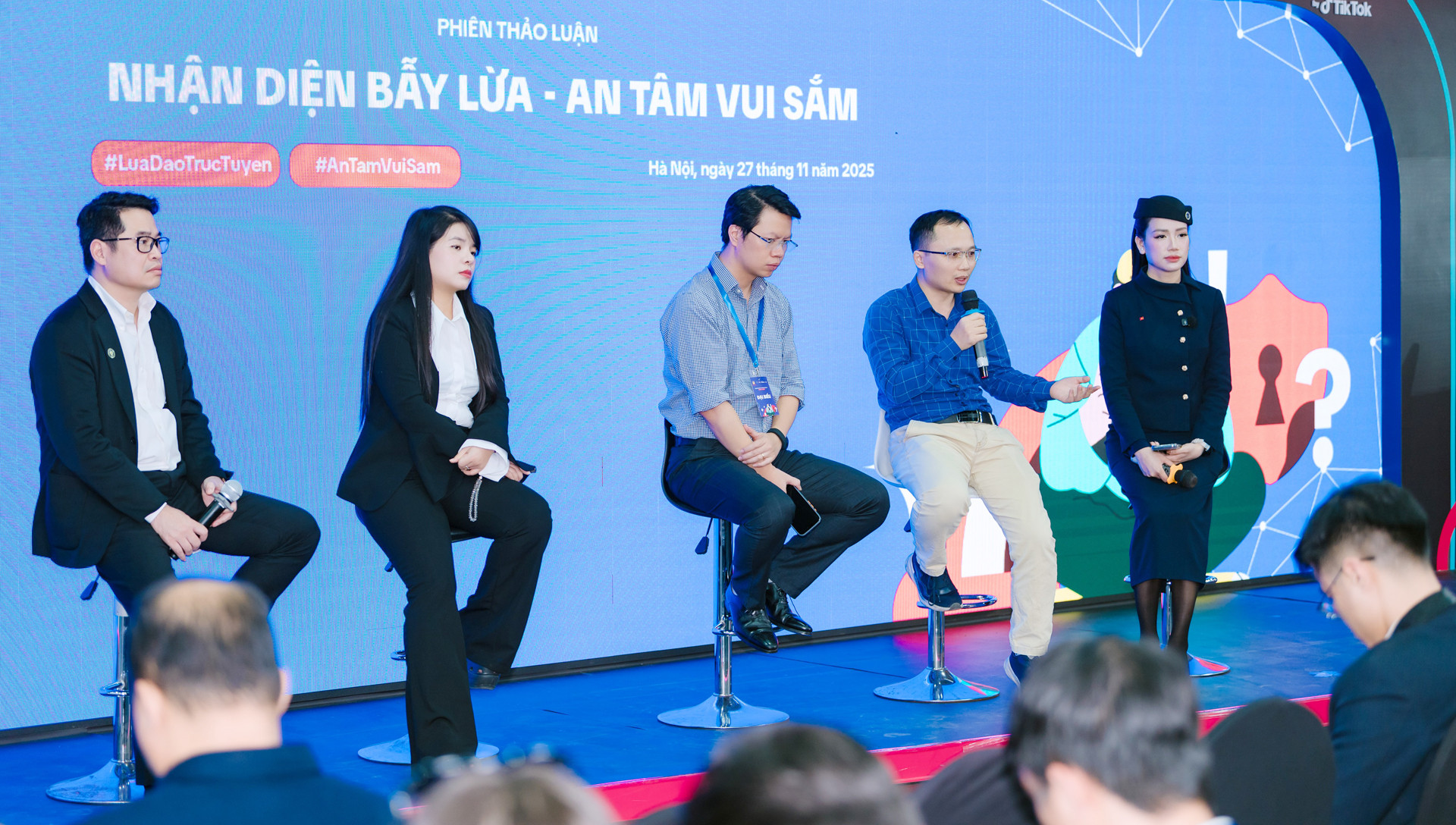 toa dam mua sam truc tuyen.jpg