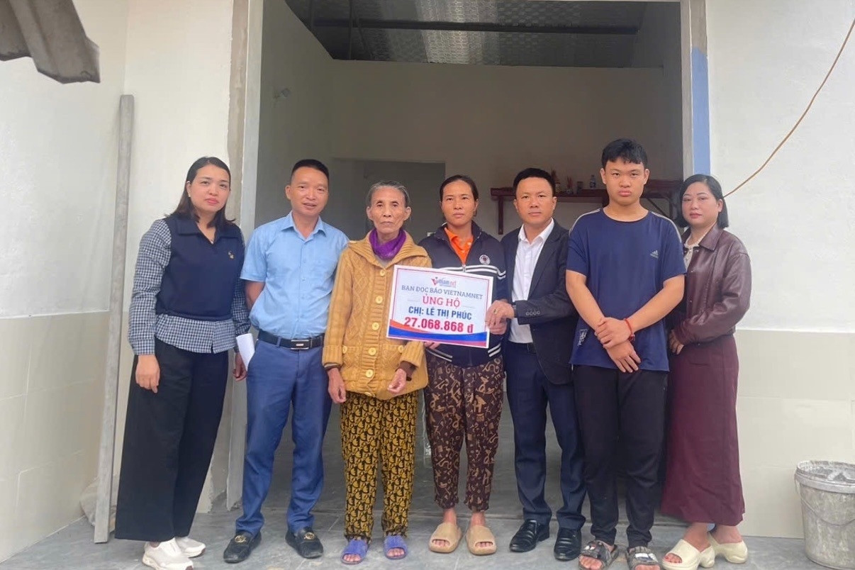 Trao hơn 27 triệu đồng tới người phụ nữ Hà Tĩnh nuôi mẹ tâm thần, con thiểu năng