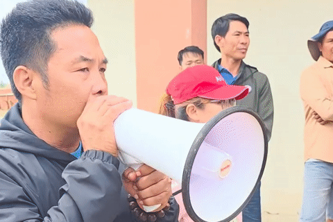 Trưởng thôn đi chân đất gây ấn tượng: Đọc vanh vách tên 800 hộ, nhớ mặt 3.000 dân