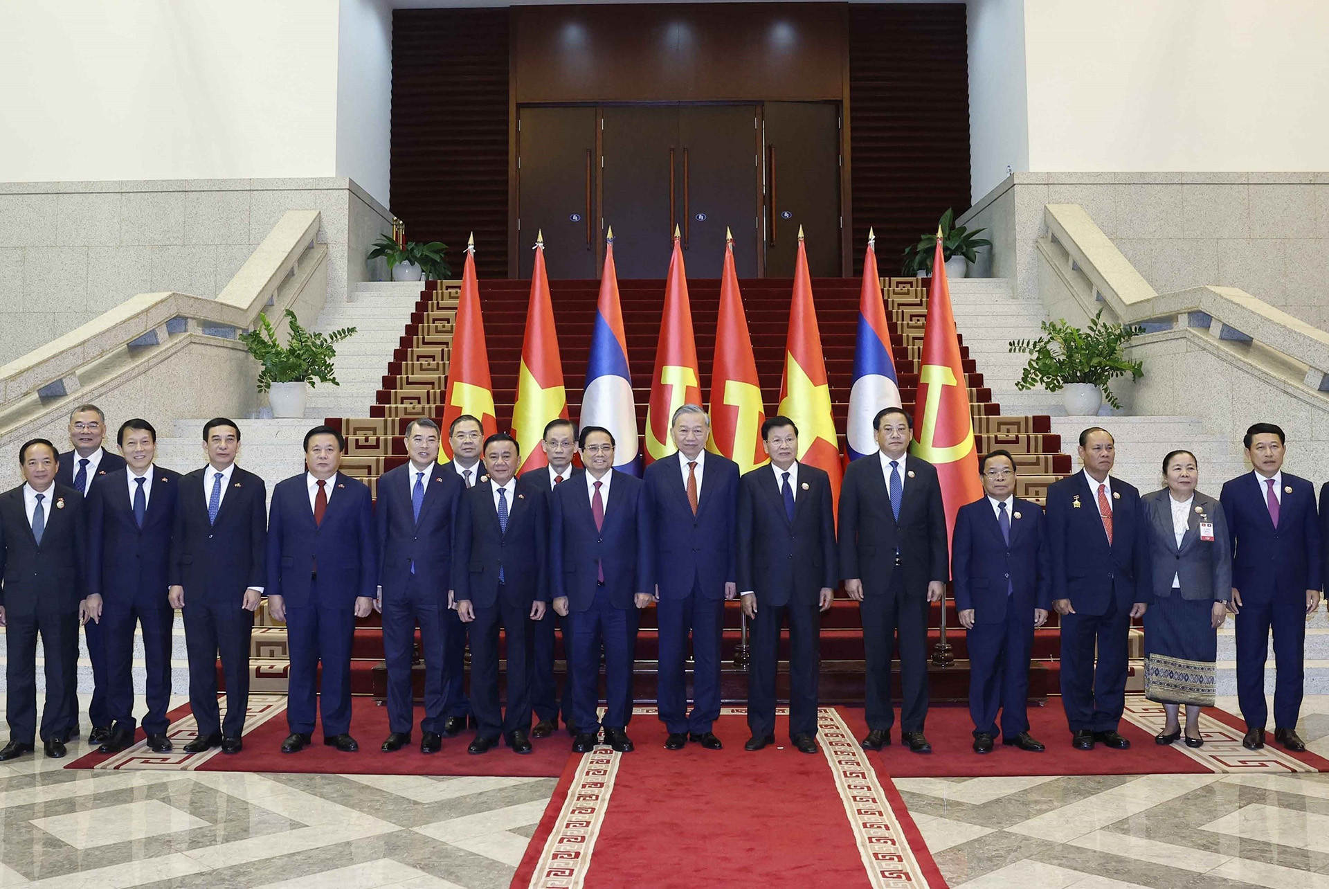 vnapotaltongbithubanchaphanhtrunguongdangcongsanvietnamtolamvatongbithubanchaphanhtrunguongdangnhandancachmanglaochut8446583 17646768882391553012379.jpg